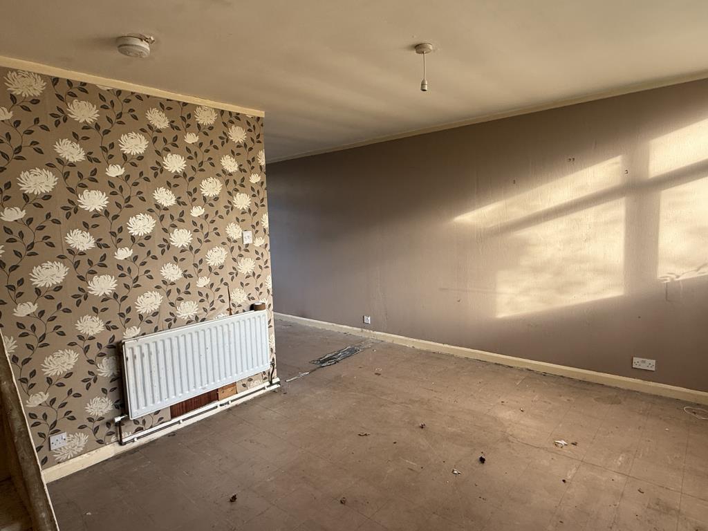 Lot: 61 - HOUSE IN NEED OF IMPROVEMENT - Living Room in House in Need of Improvement